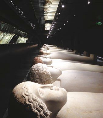 LA PLUS GRANDE COLLECTION DE SARCOPHAGES ANTHROPOÏDES AU MUSÉE NATIONAL DE BEYROUTH thumbnail