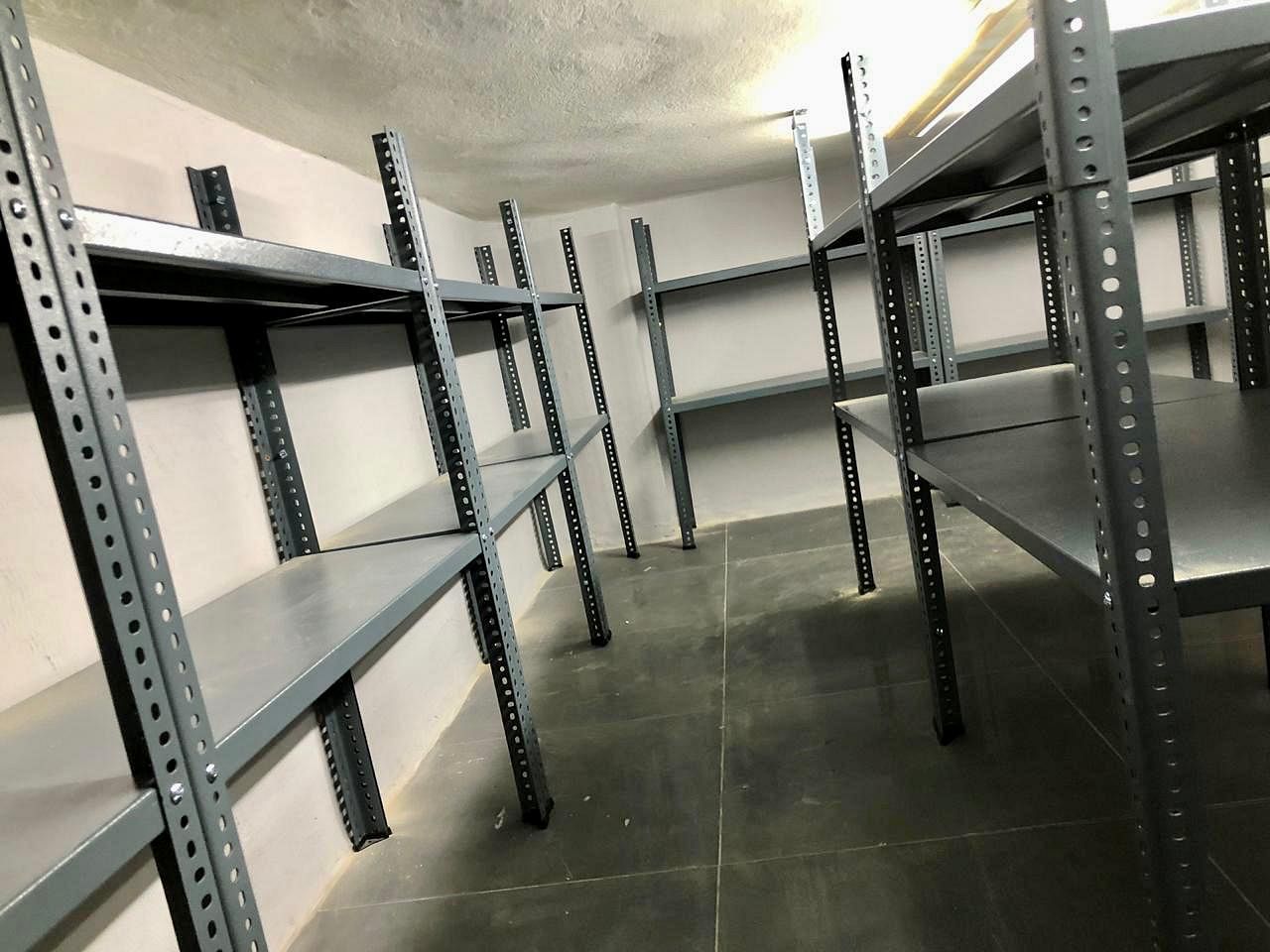 Regular shelves and storage - View 3