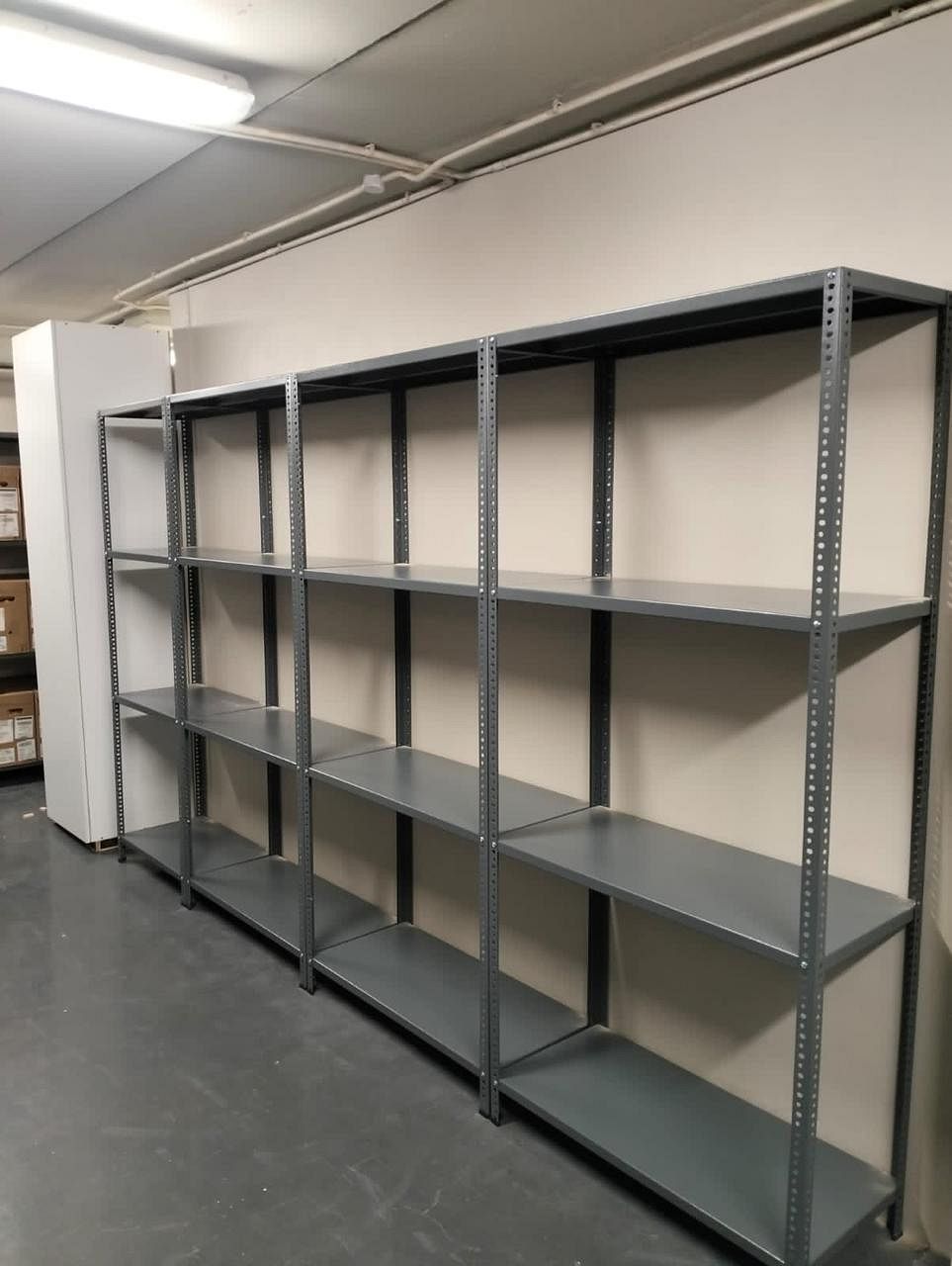 Regular shelves and storage - View 5